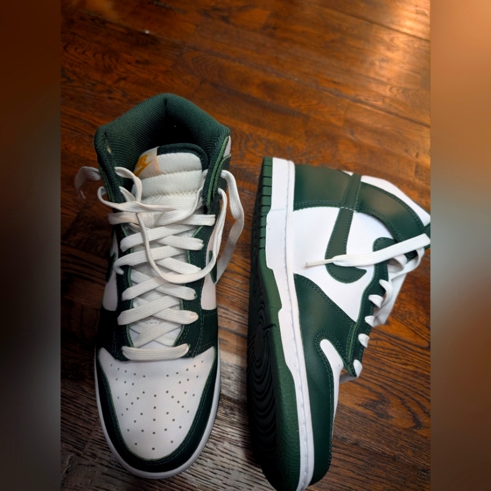 New - never worn - Nike Dunk High "Australia"
